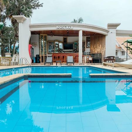 Grik Hotel - เอนเทบเบ้ ภายนอก รูปภาพ