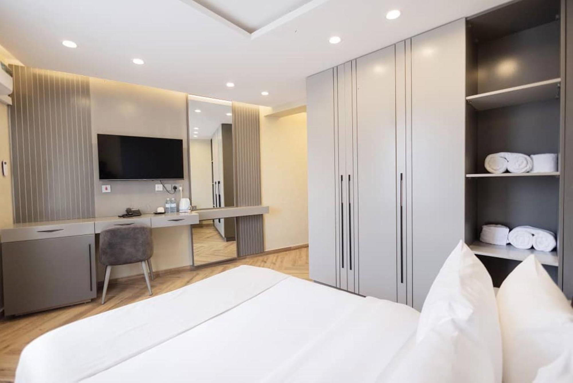 Grik Hotel - เอนเทบเบ้ ภายนอก รูปภาพ