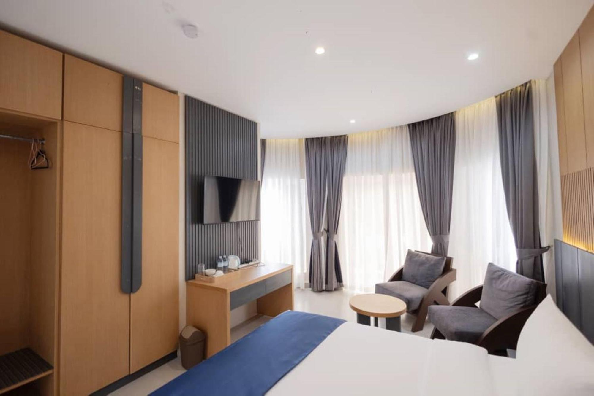 Grik Hotel - เอนเทบเบ้ ภายนอก รูปภาพ