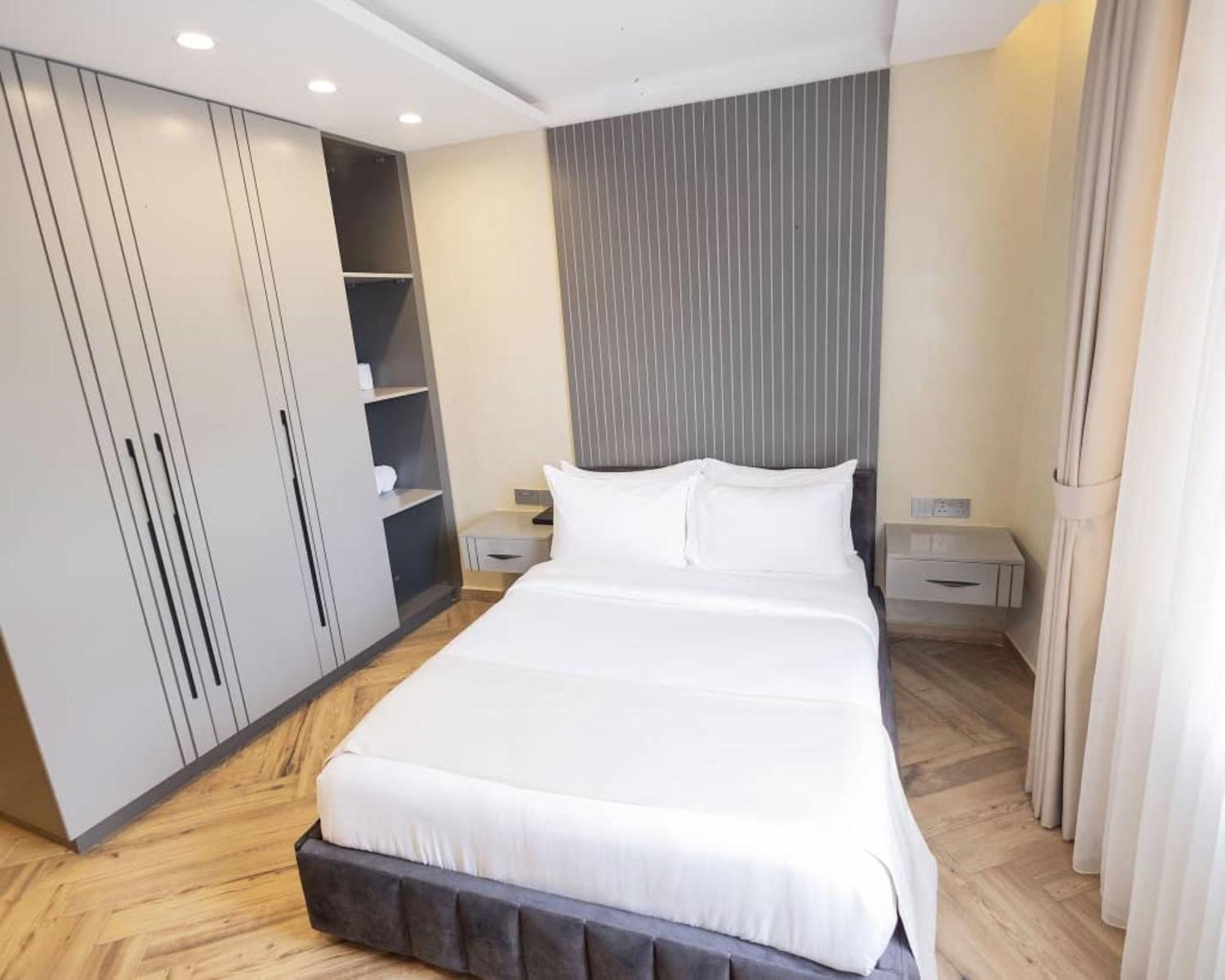 Grik Hotel - เอนเทบเบ้ ภายนอก รูปภาพ