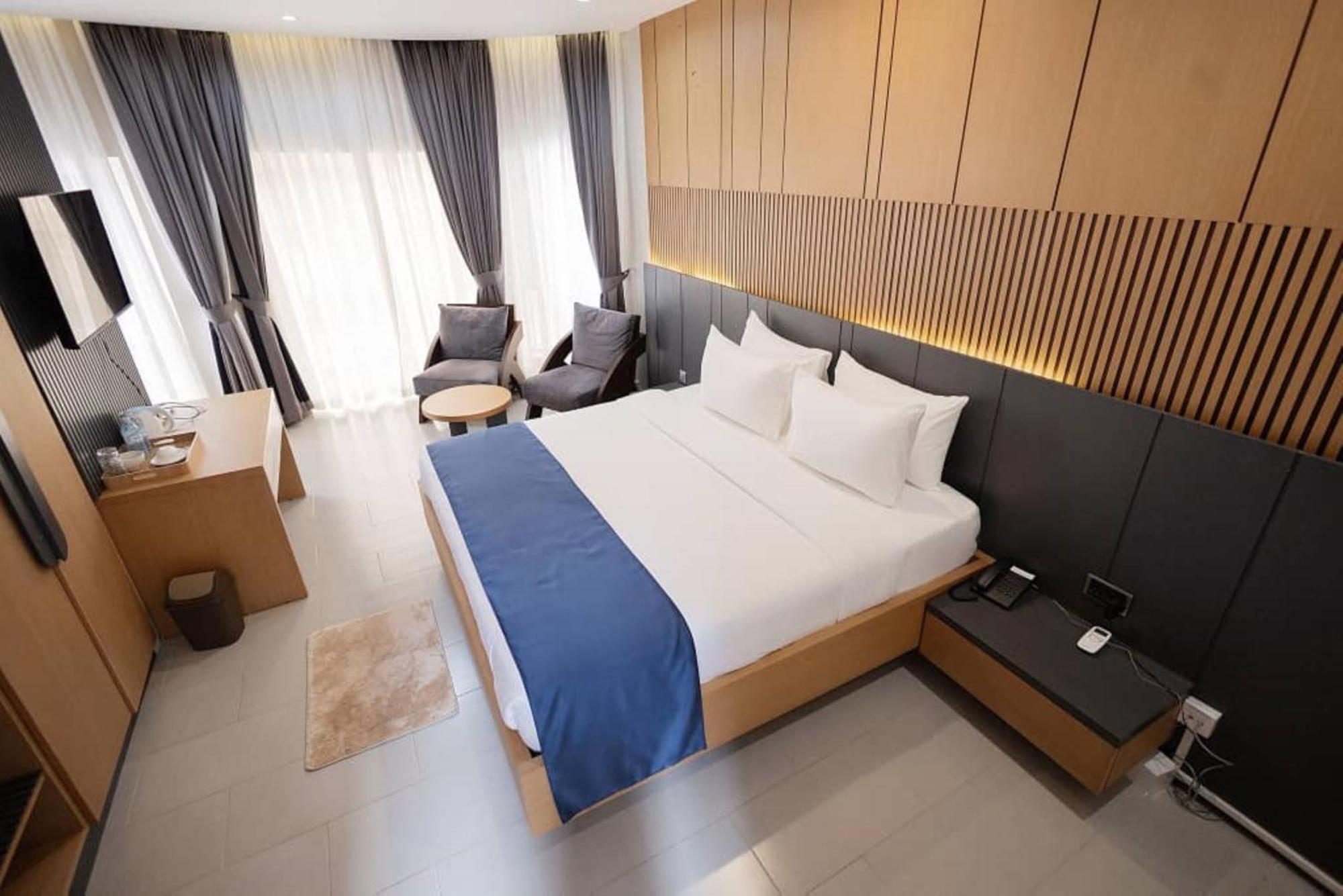 Grik Hotel - เอนเทบเบ้ ภายนอก รูปภาพ