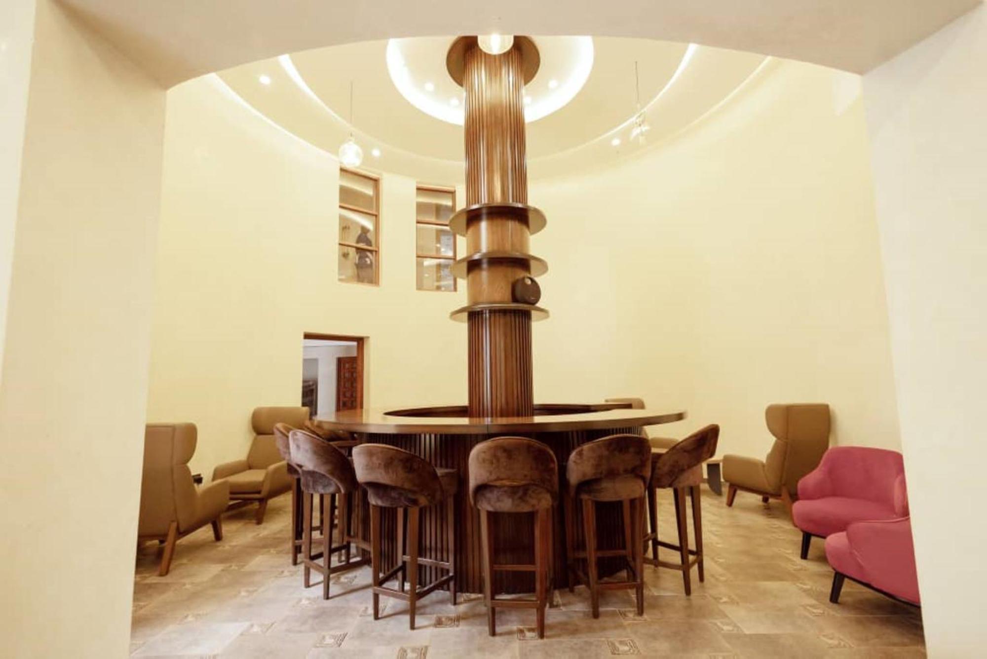 Grik Hotel - เอนเทบเบ้ ภายนอก รูปภาพ