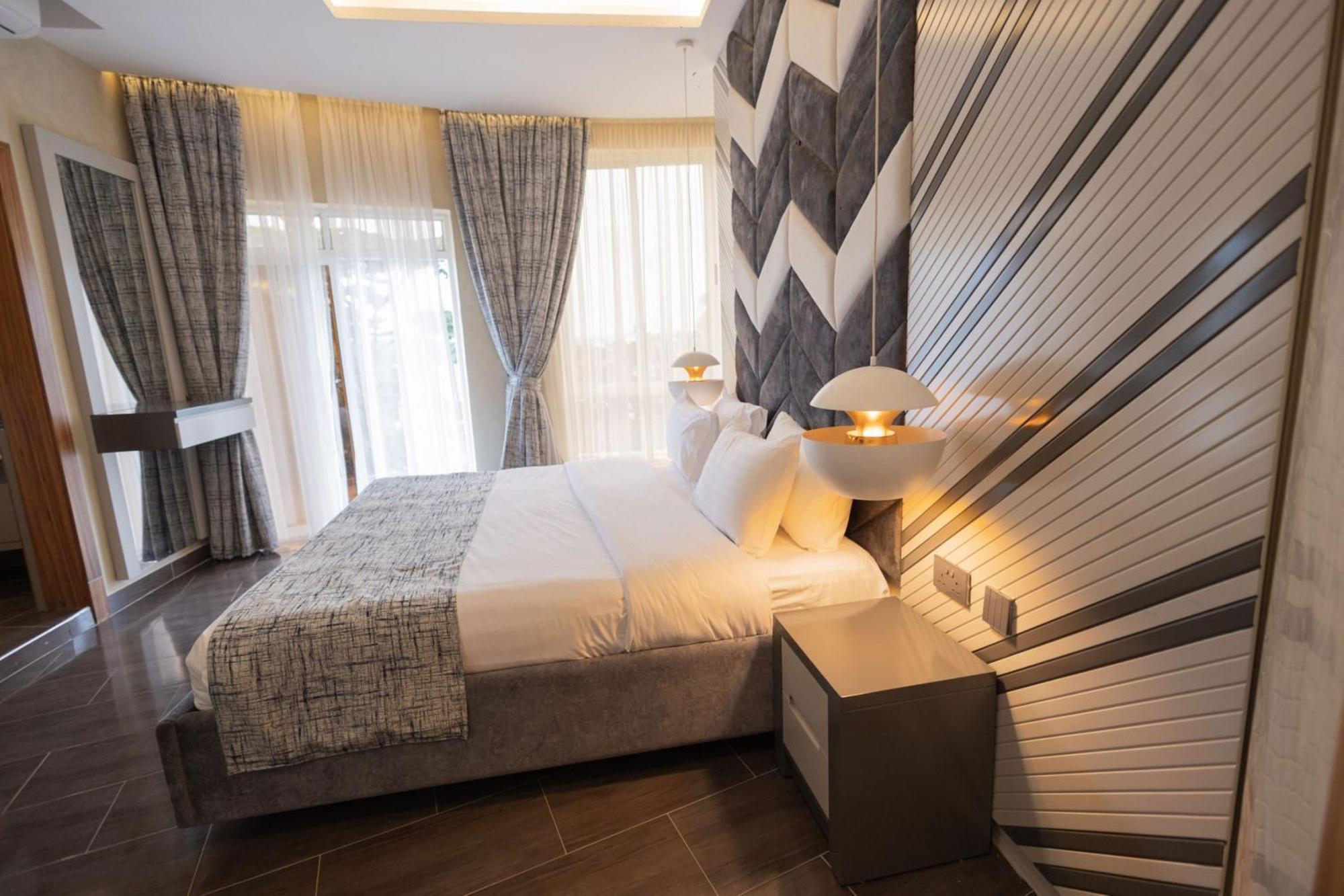 Grik Hotel - เอนเทบเบ้ ภายนอก รูปภาพ