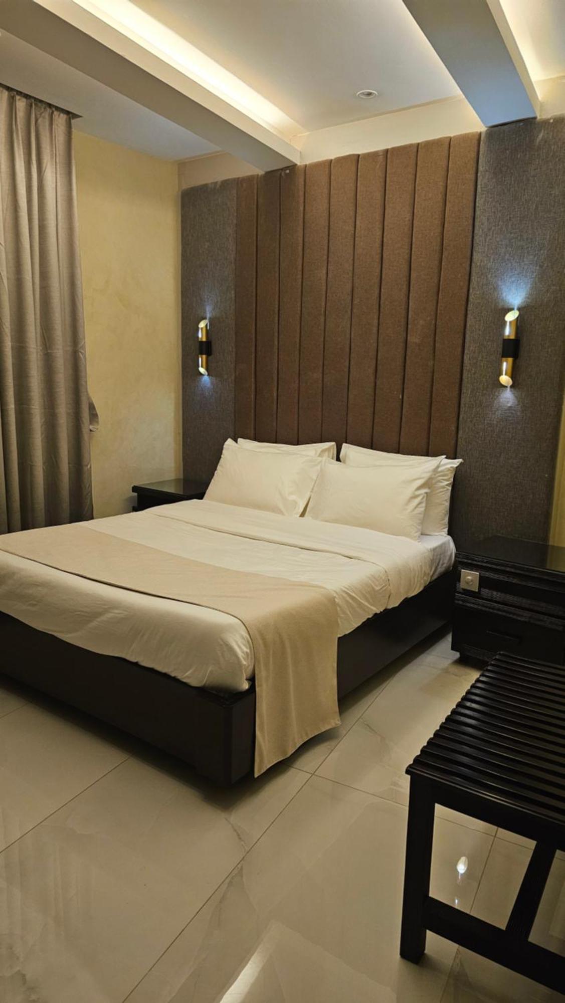 Grik Hotel - เอนเทบเบ้ ภายนอก รูปภาพ