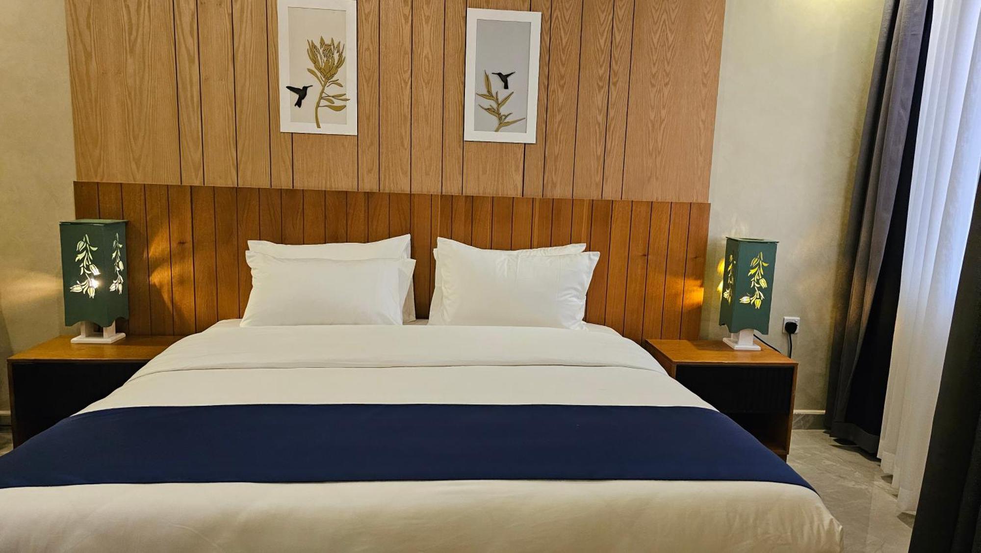 Grik Hotel - เอนเทบเบ้ ภายนอก รูปภาพ