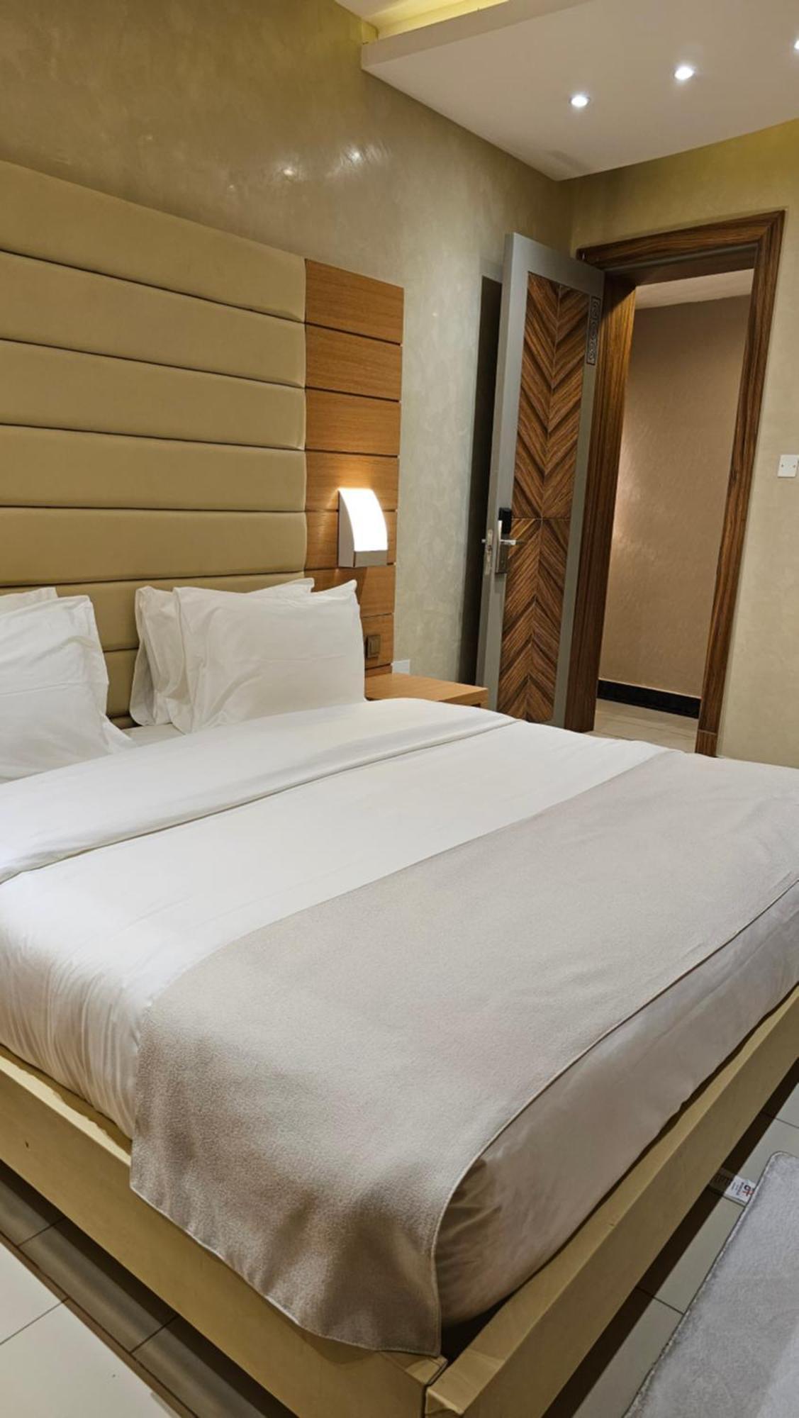 Grik Hotel - เอนเทบเบ้ ภายนอก รูปภาพ