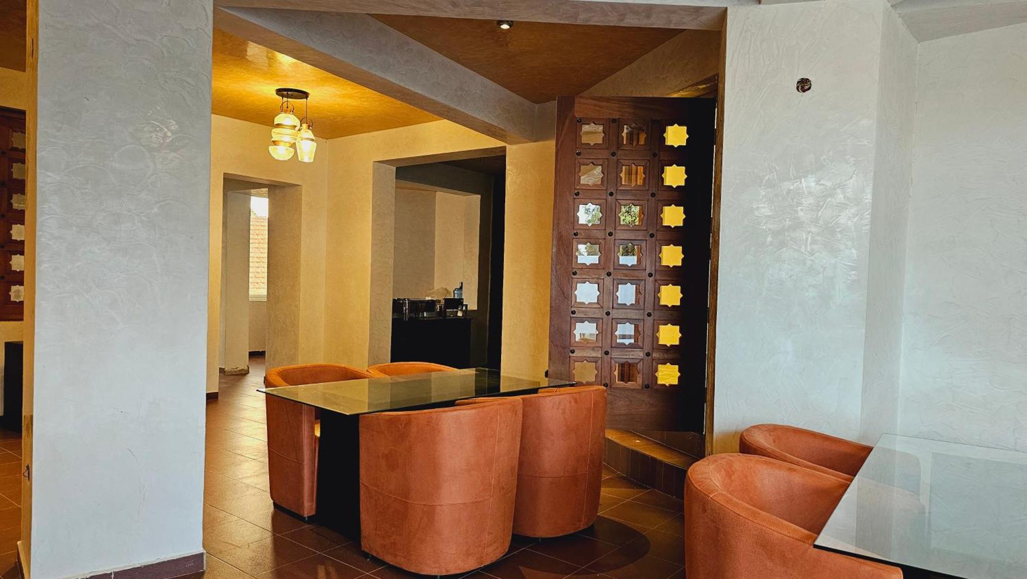 Grik Hotel - เอนเทบเบ้ ภายนอก รูปภาพ