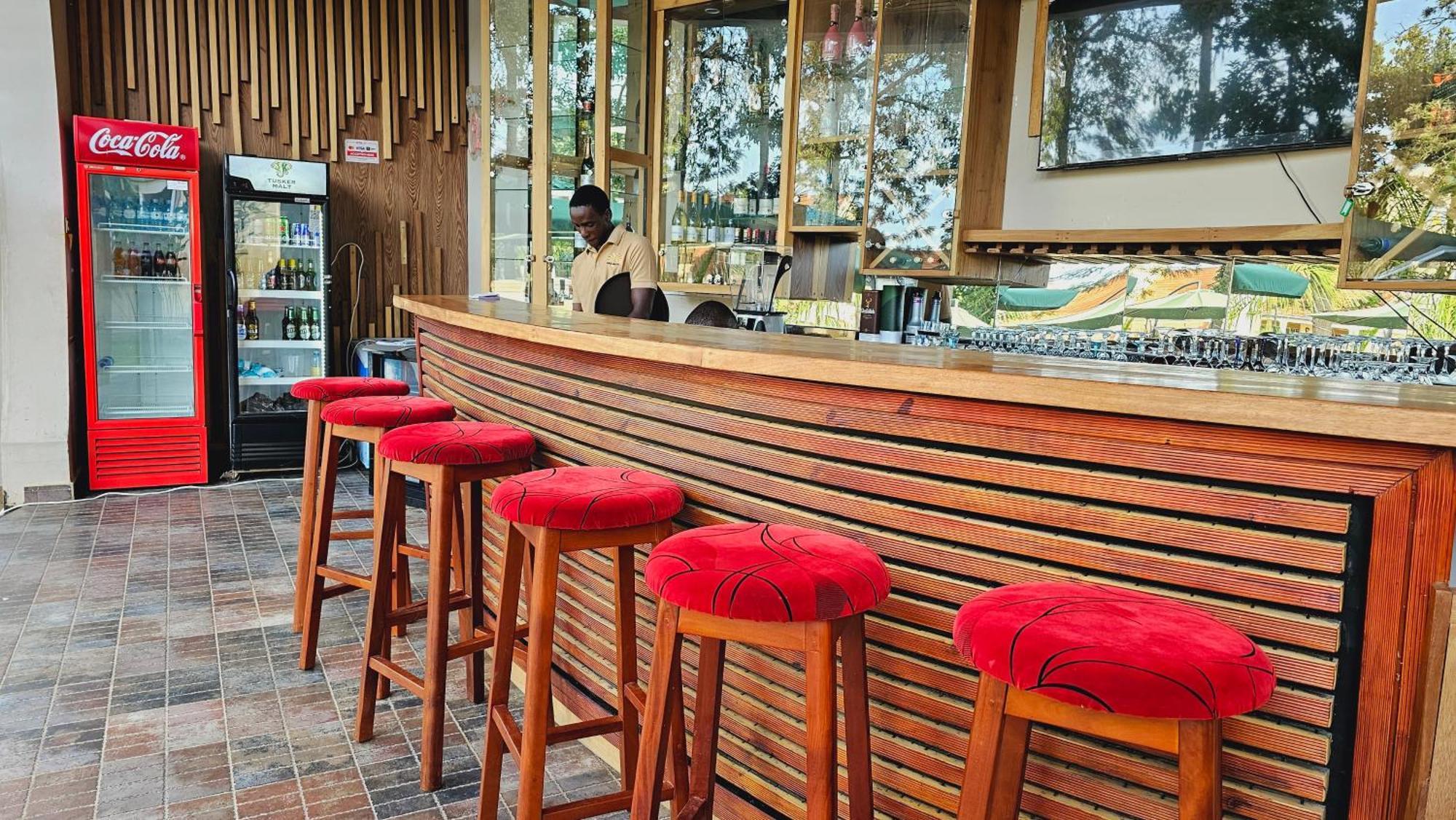 Grik Hotel - เอนเทบเบ้ ภายนอก รูปภาพ